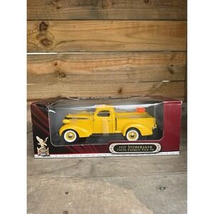 Road Signature‎ Deluxe Edition 1937 Studebaker Coupe Express Pick Up Truck 1:18